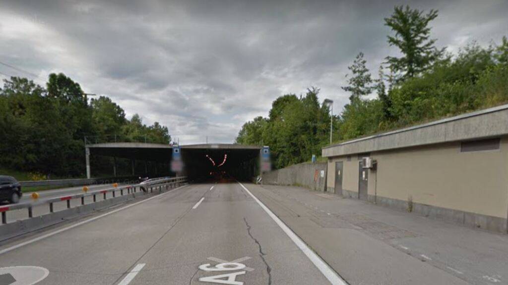 Beim Portal des Thuner Allmendtunnels ist am Dienstagabend ein Autofahrer gegen die Stützmauer geprallt.
