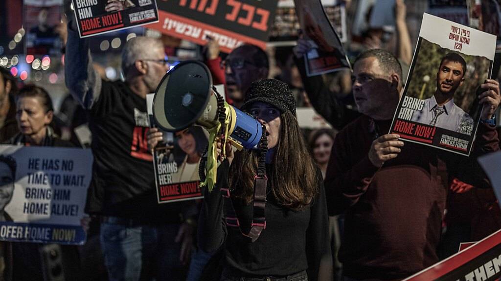 Israelis fordern die Freilassung der von der Hamas festgehaltenen Geiseln. Foto: Ilia Yefimovich/dpa