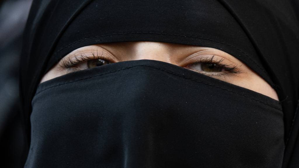 Seit Anfang 2025 sind Gesichtsverschleierungen in der Schweiz verboten. Die neue Regelung betrifft im Kanton Zürich aber hauptsächlich Fussballfans, nicht Musliminnen. Im Bild eine Frau im Niqab. (Symbolbild)