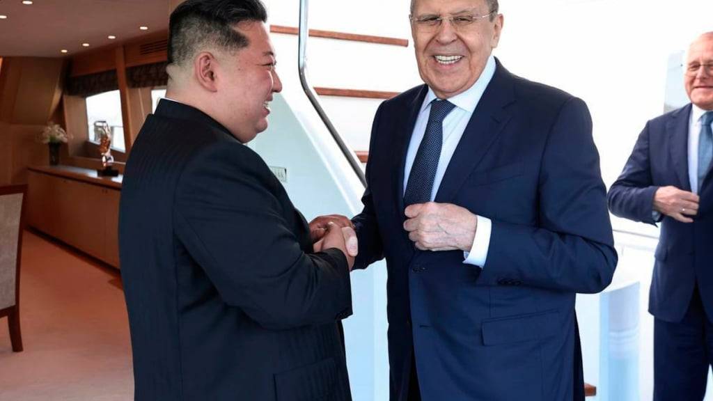 dpatopbilder - HANDOUT - Auf diesem vom Pressedienst des russischen Außenministeriums via AP veröffentlichten Foto geben sich der russische Außenminister Sergej Lawrow (M) und Nordkoreas Machthaber Kim Jong Un (l) während ihres Treffens in Wonsan die Hand. Foto: Uncredited/Russian Foreign Ministry Press Service/AP/dpa - ACHTUNG: Nur zur redaktionellen Verwendung und nur mit vollständiger Nennung des vorstehenden Credits