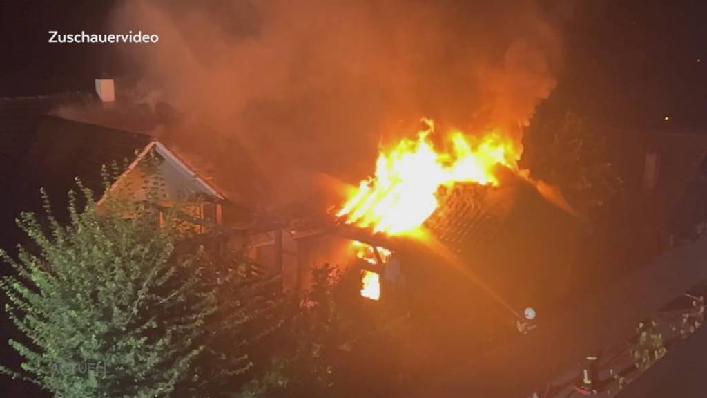 Grosse Flammen: Ein Schopfbrand in Endingen geht auch auf ein Einfamilienhaus über