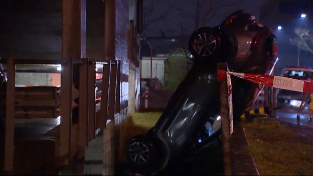 Auto stürzt 8 Meter aus Parkhaus