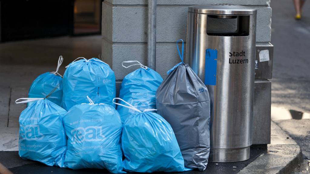 Abfallsäcke warten in der Stadt Luzern auf die Entsorgung. (Archivaufnahme)