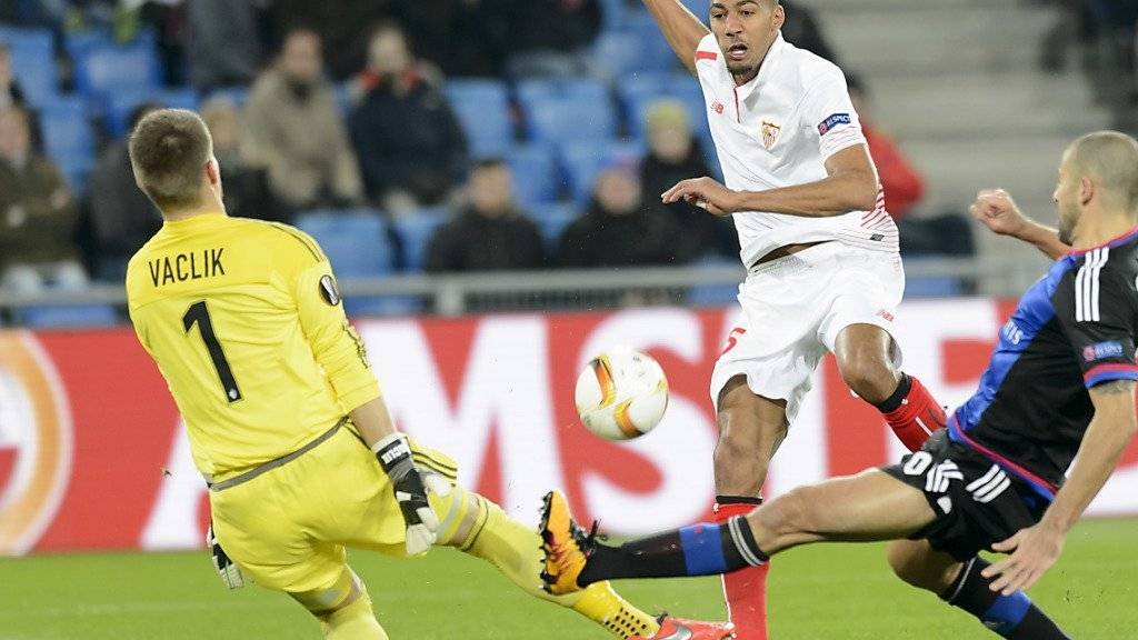 Tomas Vaclik (in gelb) vereitelt den Matchball von Sevillas Steven N'Zonzi