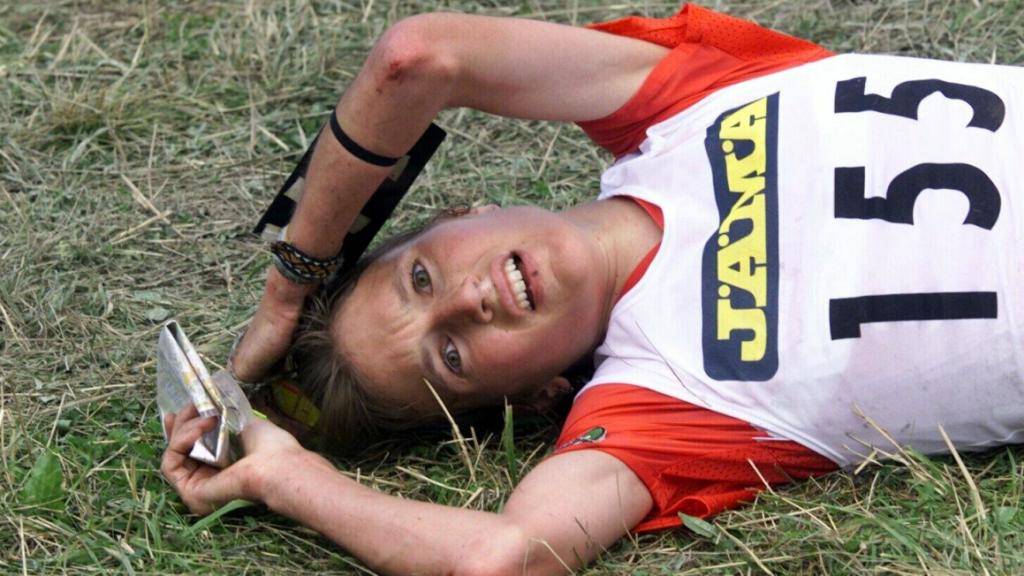 Simone Luder, wie sie damals mit Mädchenname hiess, liegt nach dem Goldlauf in Tampere erschöpft am Boden.