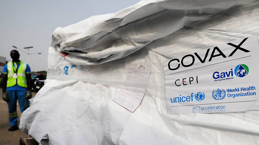 Die erste Ladung des Corona-Impfstoffes von Astrazeneca wird am Kotoka Flughafen der Hauptstadt ausgeladen und später von Mitarbeitern des UN-Kinderhilfswerks Unicef entgegengenommen. Foto: © UNICEF/UN0421459/Kokoroko/COV/dpa