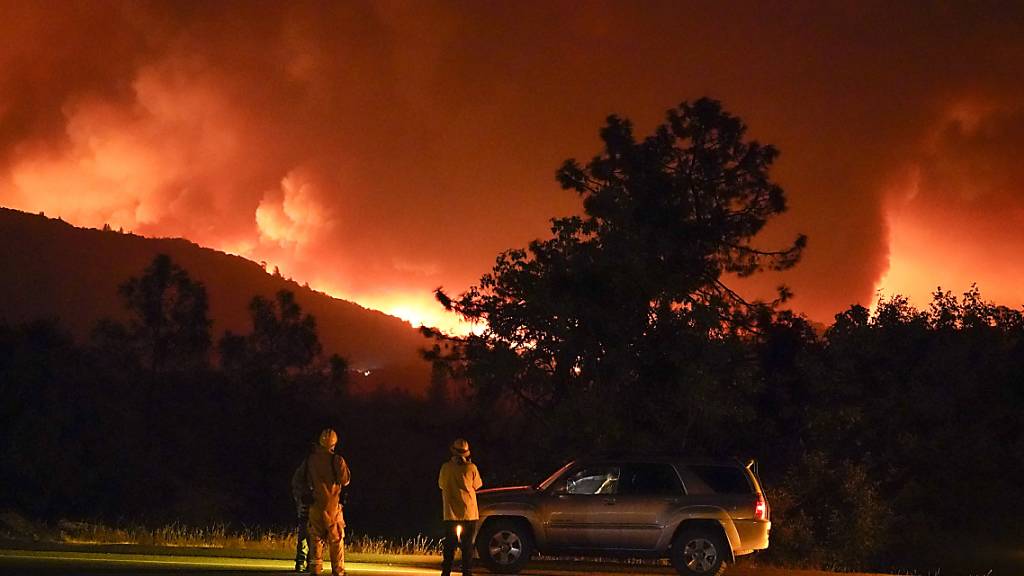 Das Creek-Feuer brennt entlang des Highway 168 in der Nähe von Alder Springs. Foto: Marcio Jose Sanchez/AP/dpa