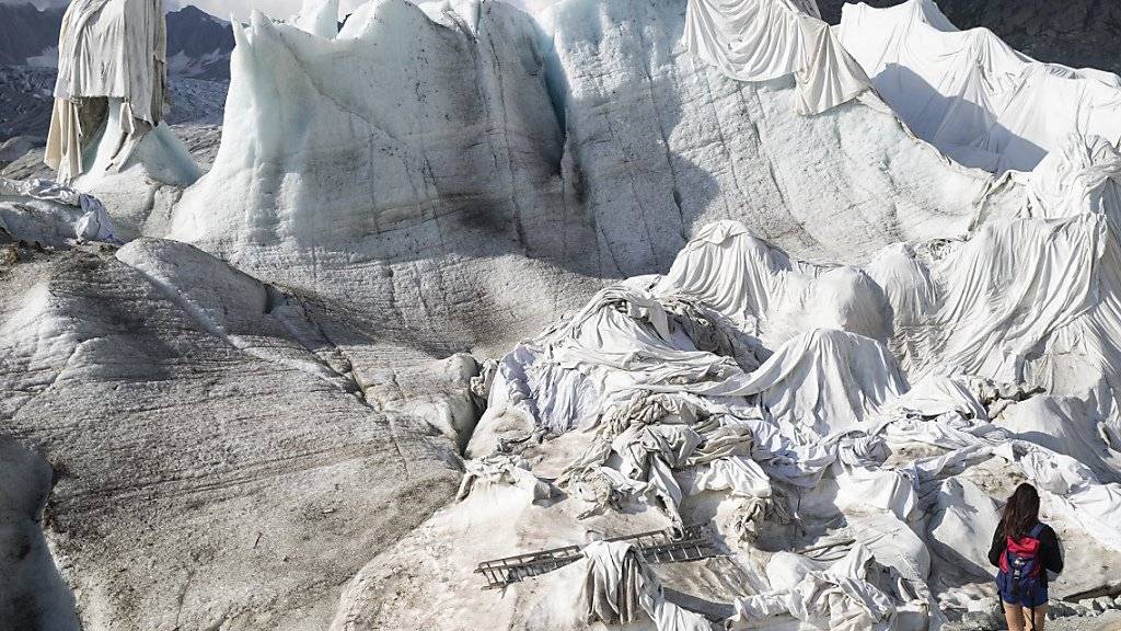 Der Klimawandel bringt die Gletscher zum Schmelzen. Im Bild der Rhonegletscher, der mit Planen geschützt wird. (Archiv.)