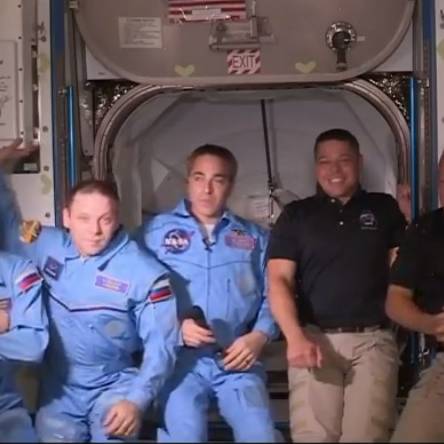 Astronauten gelangen in die ISS-Raumstation