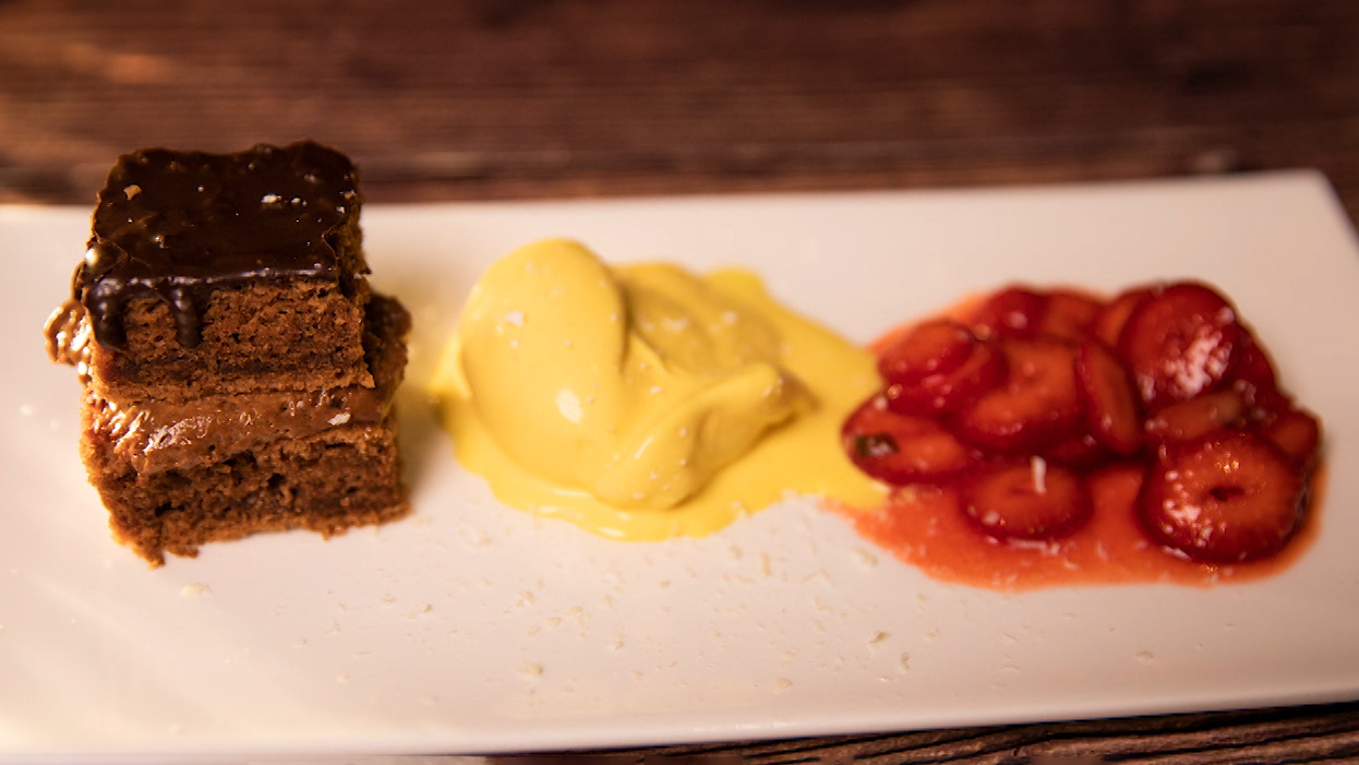 Schokoladenschnitte, Weisses Schokoladen-Safran Glacé und Erdbeeren