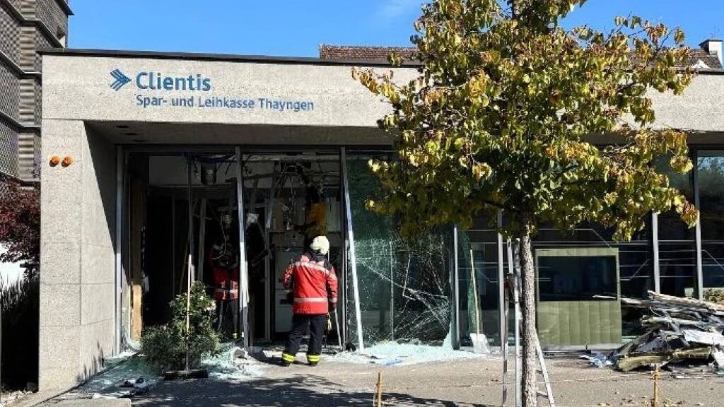 Drei Männer sprengten am Mittwoch in Thayngen einen Bankomaten. Beute machten sie dabei keine. Einer von ihnen landete mit schweren Verletzungen im Spital.