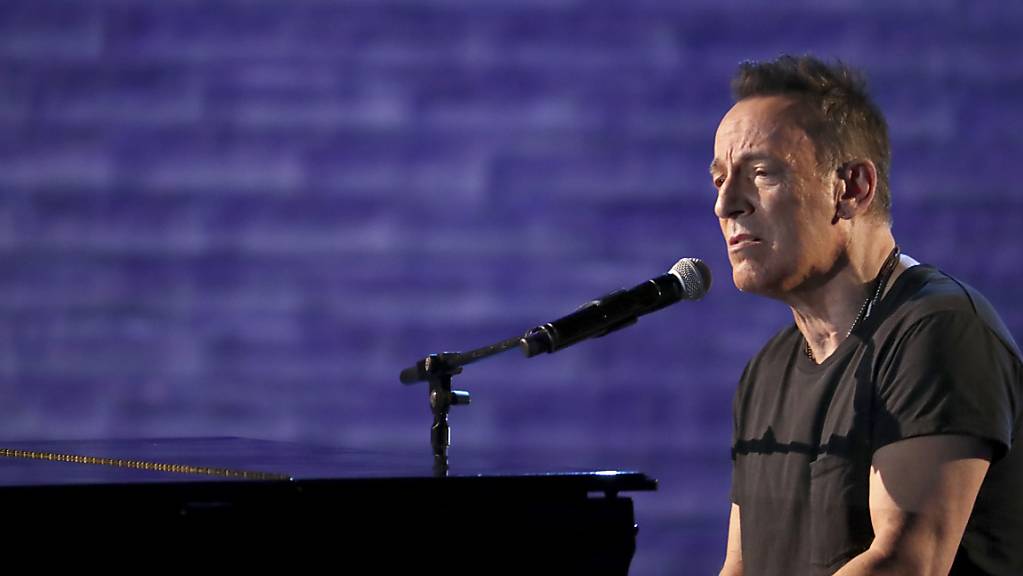 ARCHIV - Bruce Springsteen in der Radio City Music Hall in New York. Foto: Michael Zorn/Invision/AP/dpa