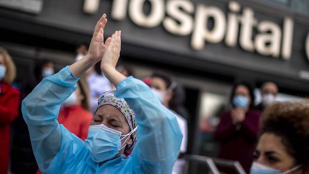 Mitarbeiter des Gesundheitswesens protestieren vor dem Krankenhaus La Paz in Madrid gegen Pläne der Madrider Behörden, das Personal zu zwingen, in andere Krankenhäuser umzuziehen. Foto: Manu Fernandez/AP/dpa