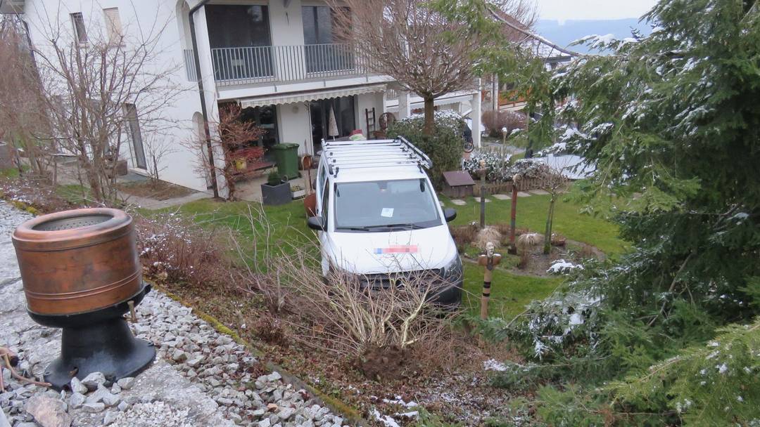 Lieferwagen Rammt Verteilerkasten Und Rollt In Garten 20 000