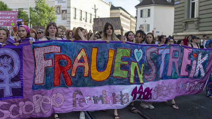 Rund 2000 Personen an der Basler Frauenstreik-Kundgebung