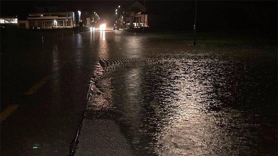 Sarenbach überflutet – Hauptstrasse wieder befahrbar