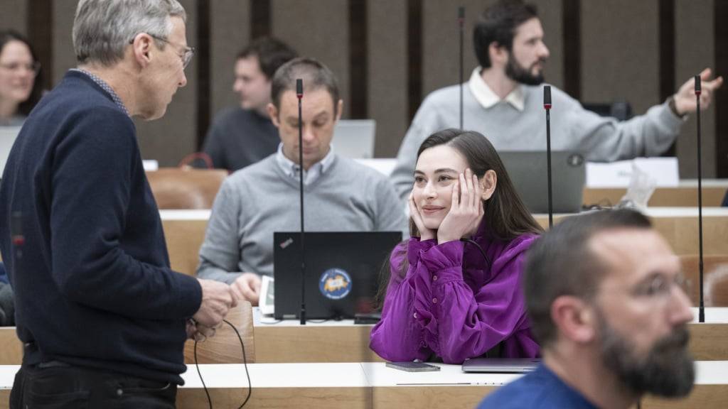 Die ehemalige GLP-Politikerin Sanija Ameti bei ihrer Rückkehr ins Zürcher Stadtparlament. Die Staatsanwaltschaft will sie nun wegen Störung der Glaubensfreiheit anklagen. (Archivbild)