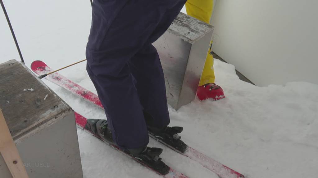 Parlamentarier-Skirennen in Davos: Ehemalige Britische Premierministerin am Start