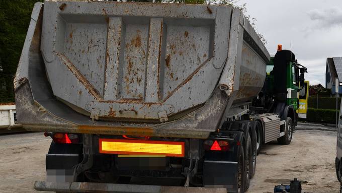 Arbeiter wird von Sattelschlepper überrollt