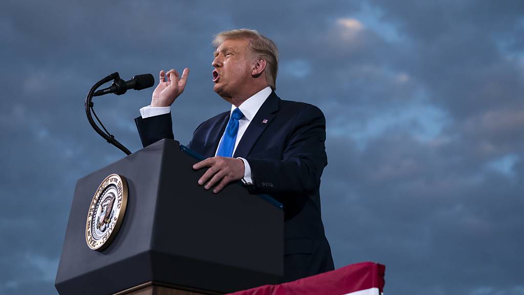 Donald Trump, Präsident der USA, spricht während einer Wahlkampfkundgebung auf dem Flughafen Cecil. Foto: Evan Vucci/AP/dpa