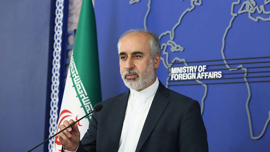 ARCHIV - Nasser Kanaani, Irans Außenamtssprecher, spricht in Teheran. Der Iran hat nach dem aserbaidschanischen Beschuss der Konfliktregion Berg-Karabach Vermittlung aus Teheran angeboten. Foto: Uncredited/Iranian Foreign Ministry/AP/dpa - ACHTUNG: Nur zur redaktionellen Verwendung und nur mit vollständiger Nennung des vorstehenden Credits
