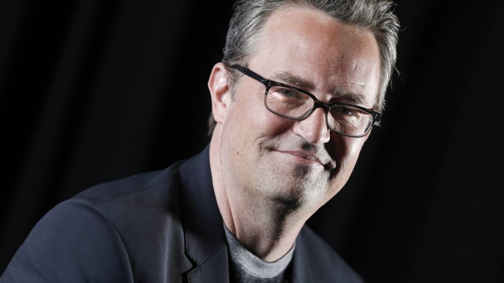 ARCHIV - Matthew Perry posiert für ein Porträt. Der aus der Kultserie «Friends» bekannte amerikanisch-kanadische Schauspieler war im Oktober 2023 im Alter von 54 Jahren gestorben. Foto: Brian Ach/AP/dpa