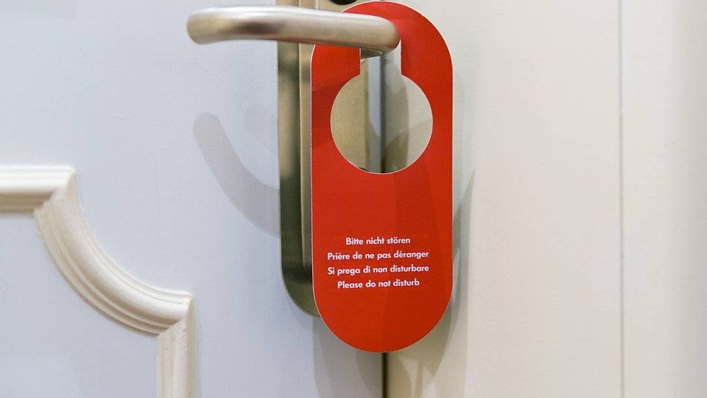 Ein «Bitte nicht stören»-Schild an einer Hoteltüre: Bei einem Undercover-Test haben Schweizer Hotels Schwächen offenbart - beispielsweise bei der Rechtschreibung.