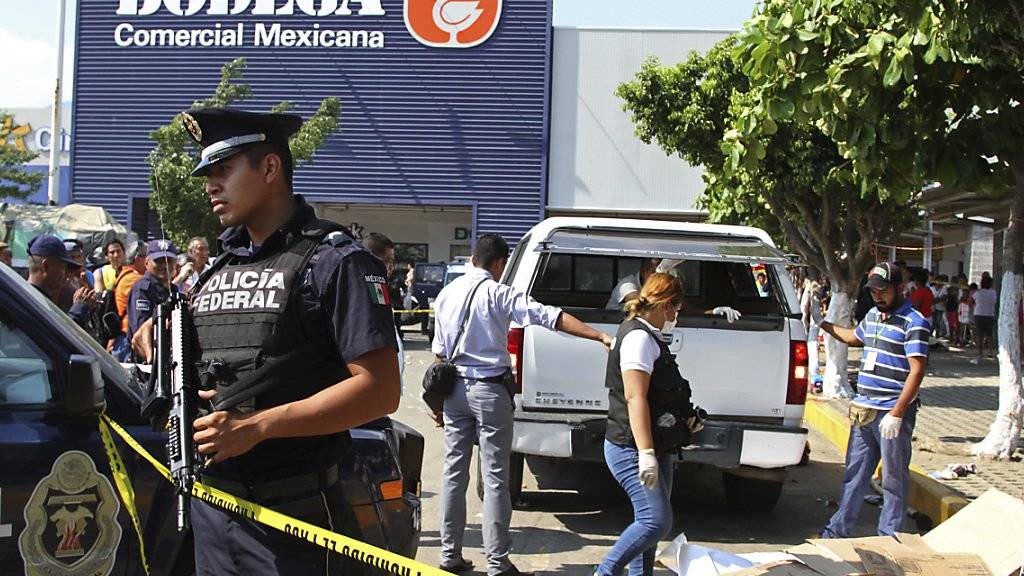 Schwerbewaffnete Polizisten sichern den Markt in Acapulco, auf dem sechs Menschen erschossen wurden.