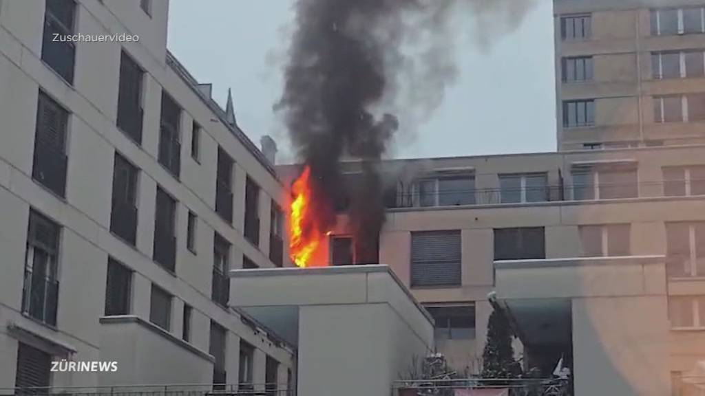 Wohnung in Vollbrand: Grosseinsatz in Zürich Altstetten