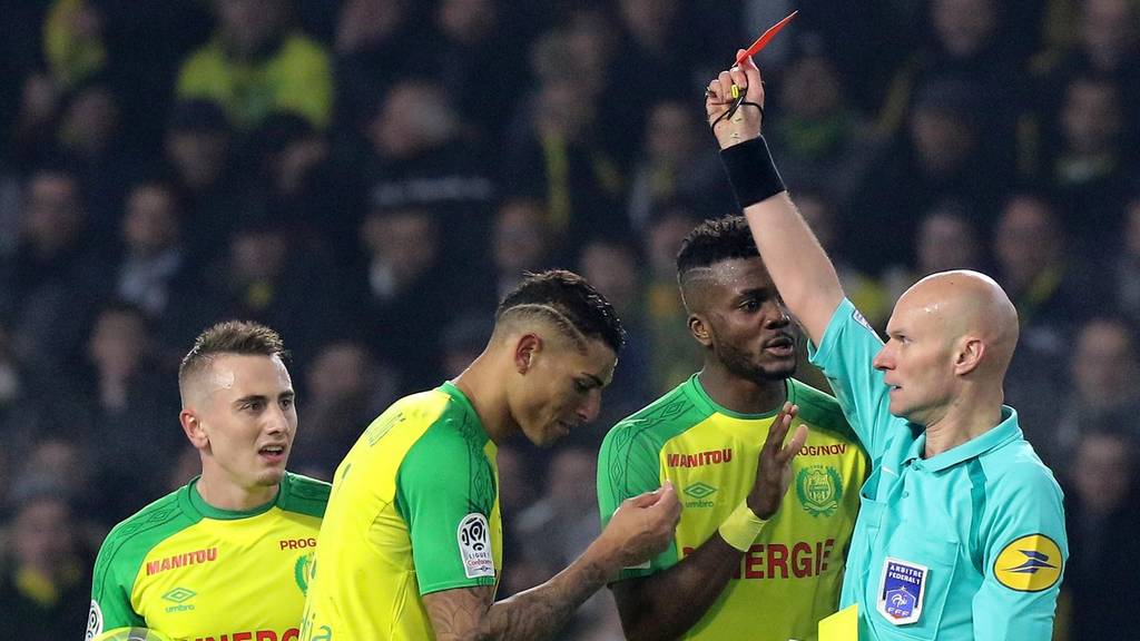 Dieser Schiri hat gerade einen Spieler umgekickt und ihm rot gezeigt