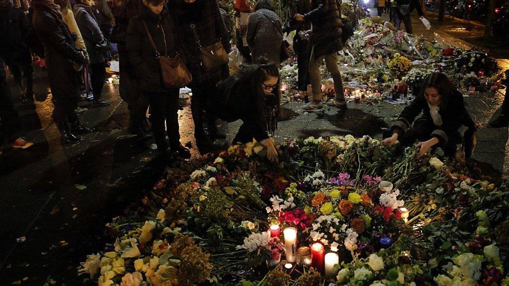 Menschen trauern um die Opfer der Terror-Anschläge in Paris. Zwei der Attentäter waren nach Auskunft der französischen Staatsanwaltschaft gemeinsam über Griechenland in die EU gereist.