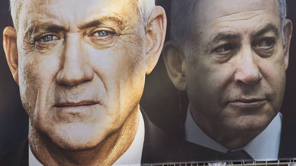 Die israelische Regierung steht - mit Benjamin Netanjahu (rechts) als Ministerpräsident in der ersten Runde, abgelöst später von Benny Gantz.