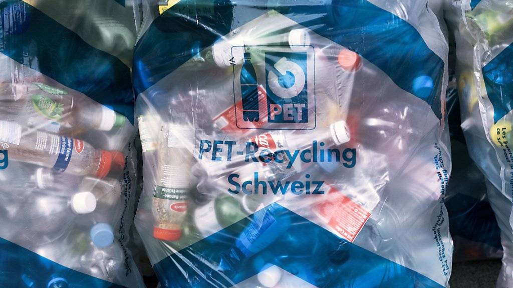 Der Verein PET Recycling Schweiz plant tausende neue Sammelstellen vor allem an Haltestellen des öffentlichen Verkehrs. (Symbolbild)