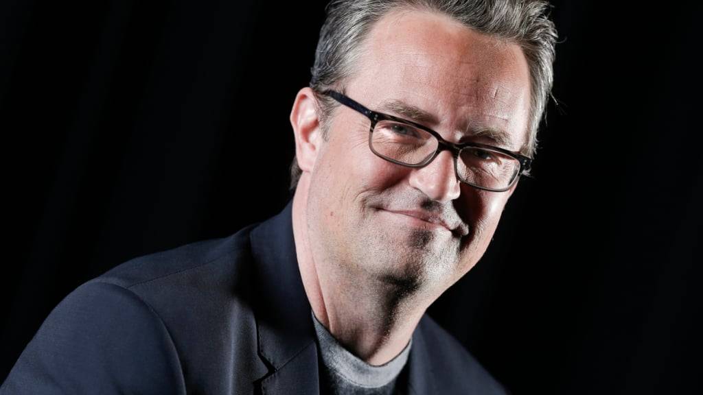 ARCHIV - Matthew Perry posiert für ein Porträt. Der aus der Kultserie «Friends» bekannte amerikanisch-kanadische Schauspieler war im Oktober 2023 im Alter von 54 Jahren gestorben. Foto: Brian Ach/AP/dpa/Archivbild