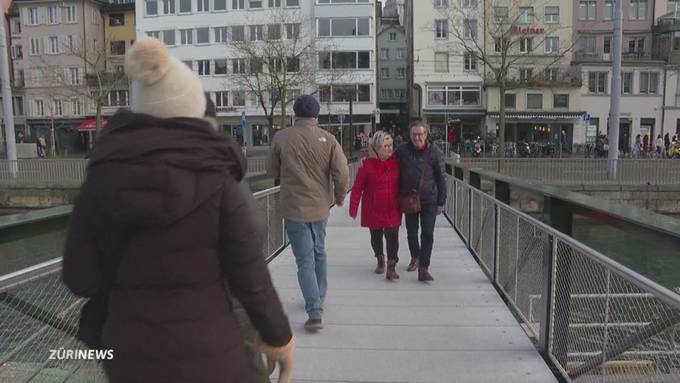 Die ersten Liebesschlösser hängen wieder am Mühlesteg