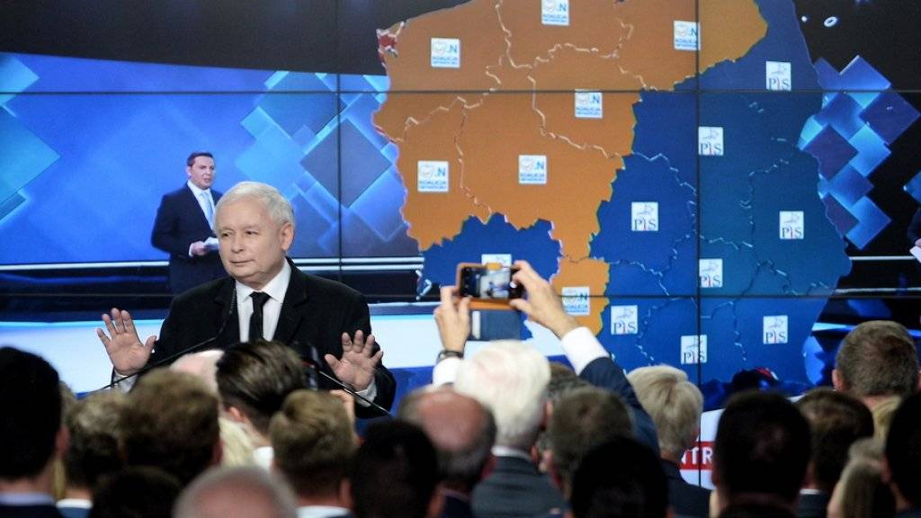 PiS-Parteichef Jaroslaw Kaczynski spricht am Sonntagabend in Warschau zu Wählern.