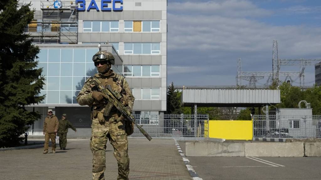 ARCHIV - Ein russischer Soldat steht auf dem Gelände des Kernkraftwerks Saporischschja in einem Gebiet unter russischer Militärkontrolle im Südosten der Ukraine Wache. Foto: Uncredited/AP/dpa/Archivbild