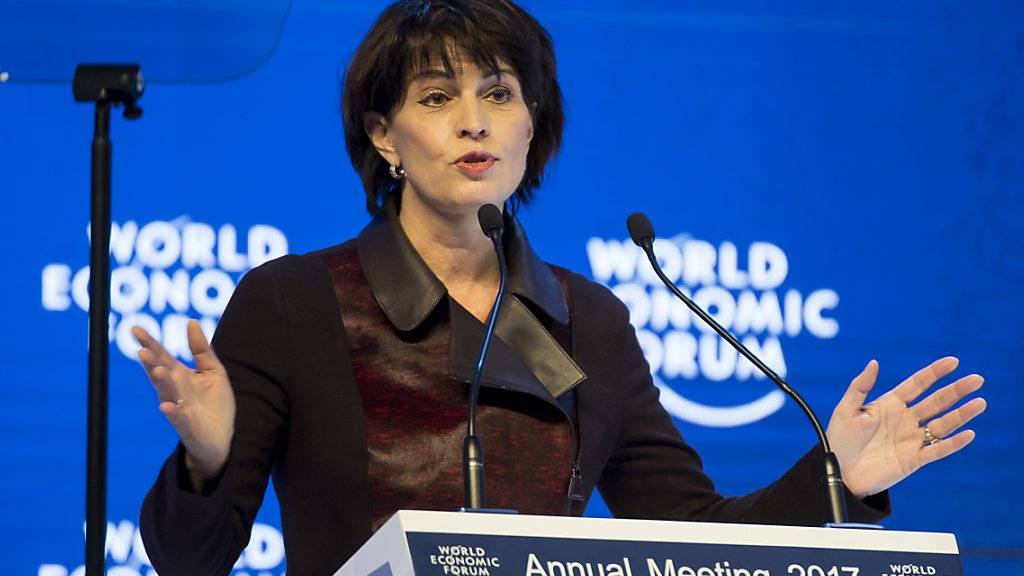 Bundespräsidentin Doris Leuthard gibt in Davos die Freigabe einer ersten Kredittranche für die kriegsgeplagte Ukraine bekannt.