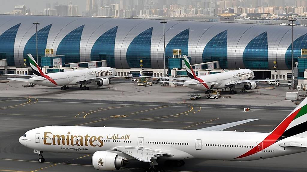 Ein Flugzeug von Emirates am Flughafen von Dubai. (Archivbild)