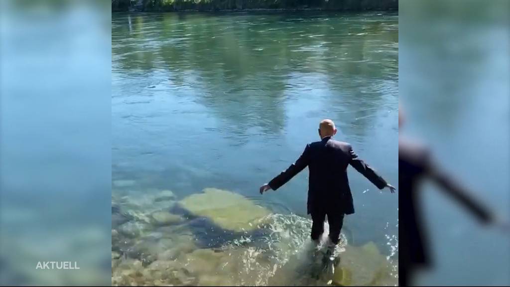 Zur Pensionierung: Daniel Koch geht im Anzug schwimmen