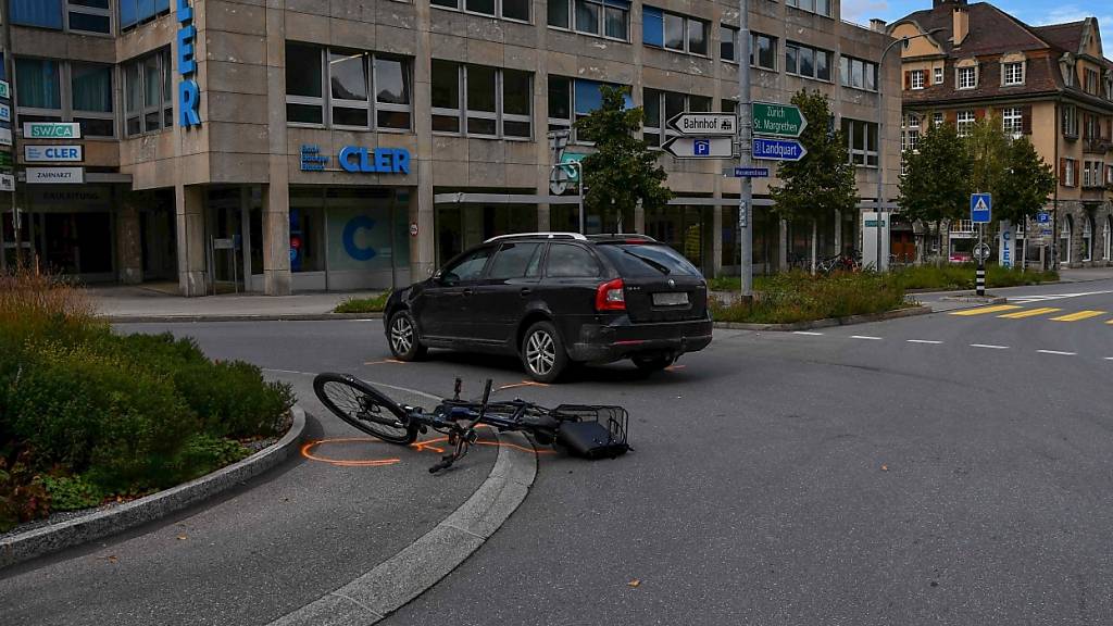 Junge E-Bike-Fahrerin im Kreisverkehr in Chur von Auto umgefahren