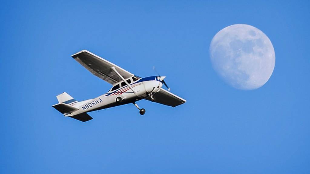 Flugschülerin landet mit Flugzeug in einem Baum