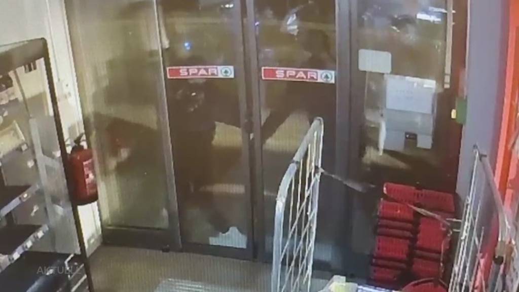 Schöftland: Zwei Maskierte schaffen es nicht, in den Spar einzubrechen