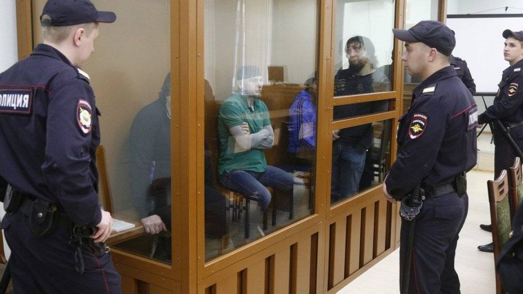 Die fünf Angeklagten diese Woche im Gericht in Moskau in einem gläsernen Käfig.
