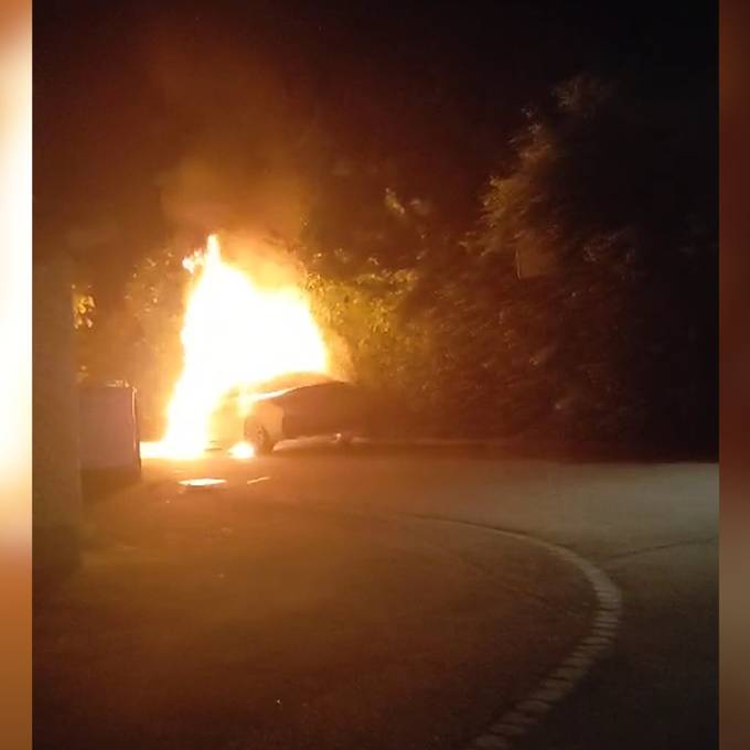 Auto geht in Elgg in Flammen auf – Brandstiftung im Fokus