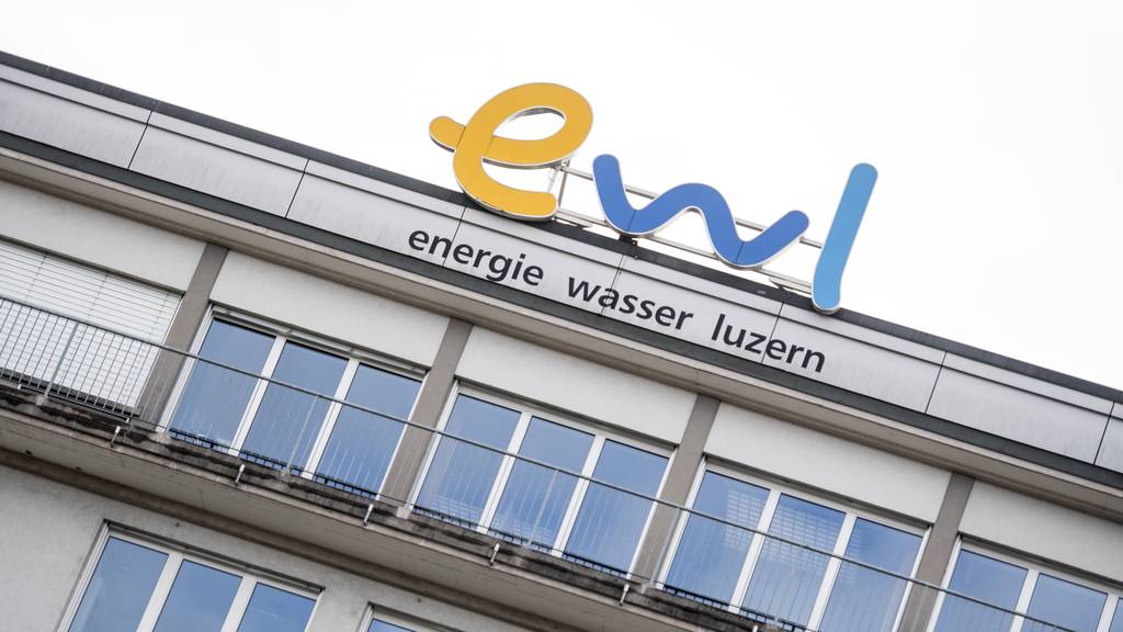 Das Logo an einem Hauptgebaeude des Energieproduzenten Energie Wasser Luzern, EWL am Donnerstag, 31. Januar 2019 in Luzern.