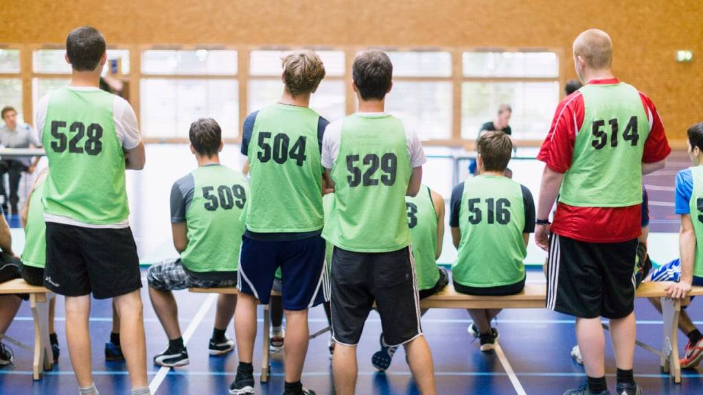 Stellungspflichtige in einem Rekrutierungszentrum. Der Nationalrat hat die Diskussion neu lanciert über die Wiedereinführung der Gewissensprüfung für die Zulassung zum Zivildienst. (Archivbild)