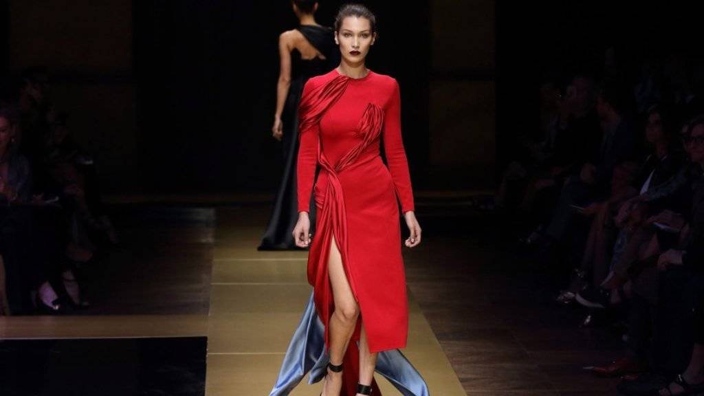 Ihre Agenturen haben Tarife abgesprochen: Models zeigen Kreationen von Donatella Versace an der Paris Fashion Week im Juli.