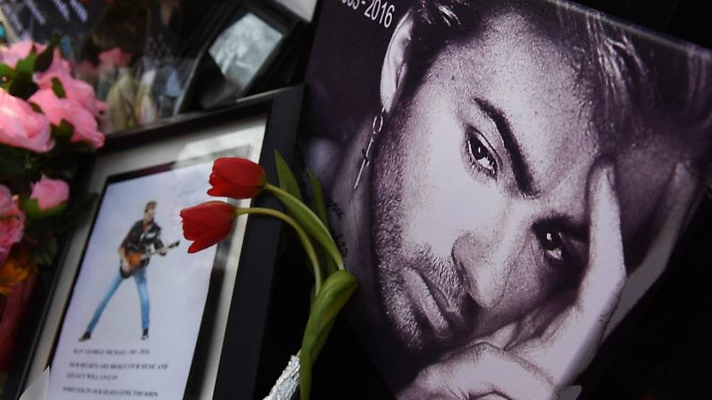 Gedenkstücke vor dem Haus des an Weihnachten verstorbenen George Michael in London. Woran er gestorben ist, bleibt weiterhin unklar. Nach einer Autopsie werden nun weitere Tests vorgenommen.