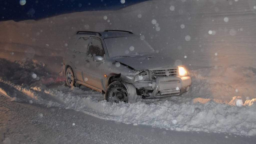 Einer der beiden Unfallwagen im Schneegestöber auf dem Berninapass.